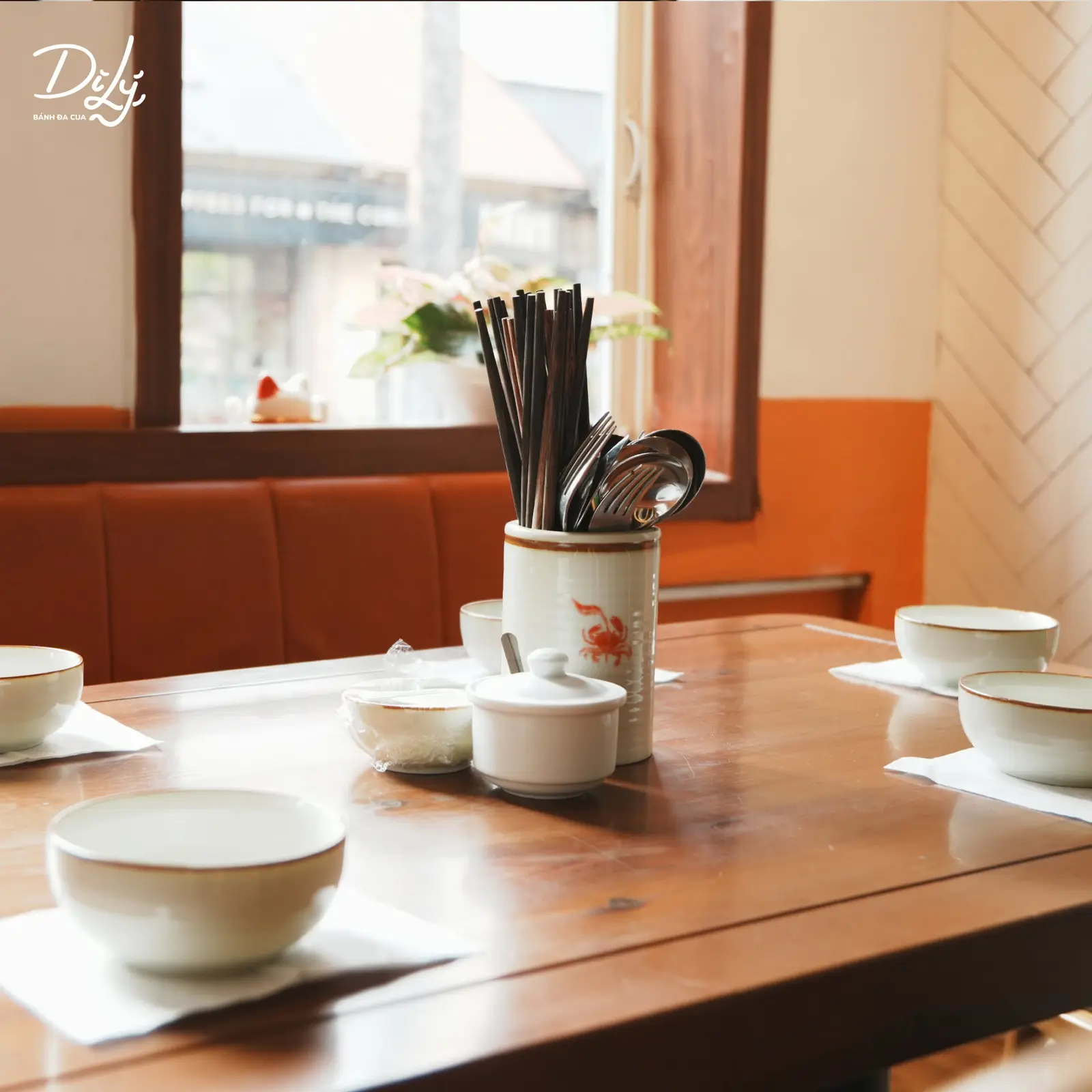 Bàn ăn cạnh cửa sổ tại Dì Lý
