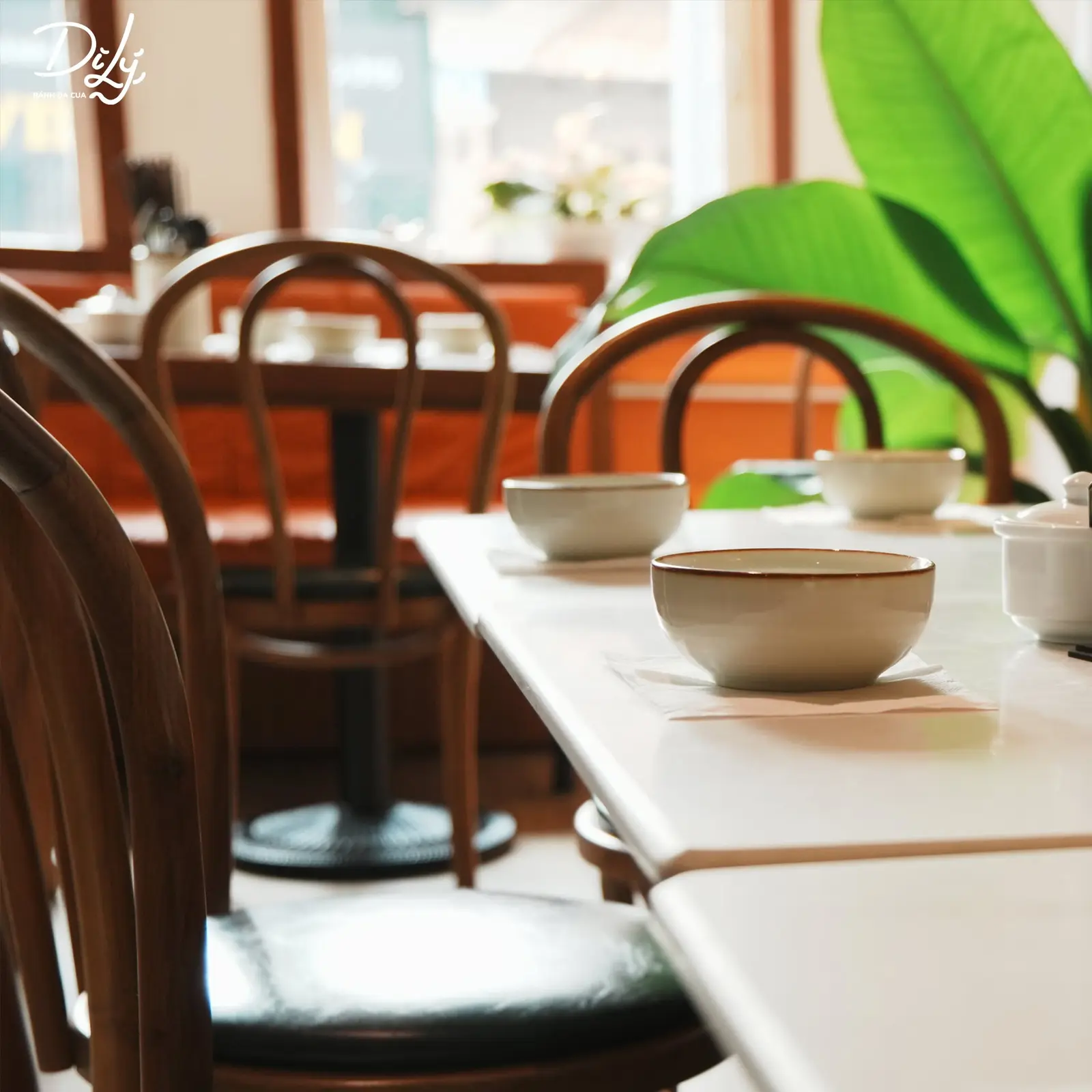 Không gian bàn ăn sáng và thoáng tại Dì Lý