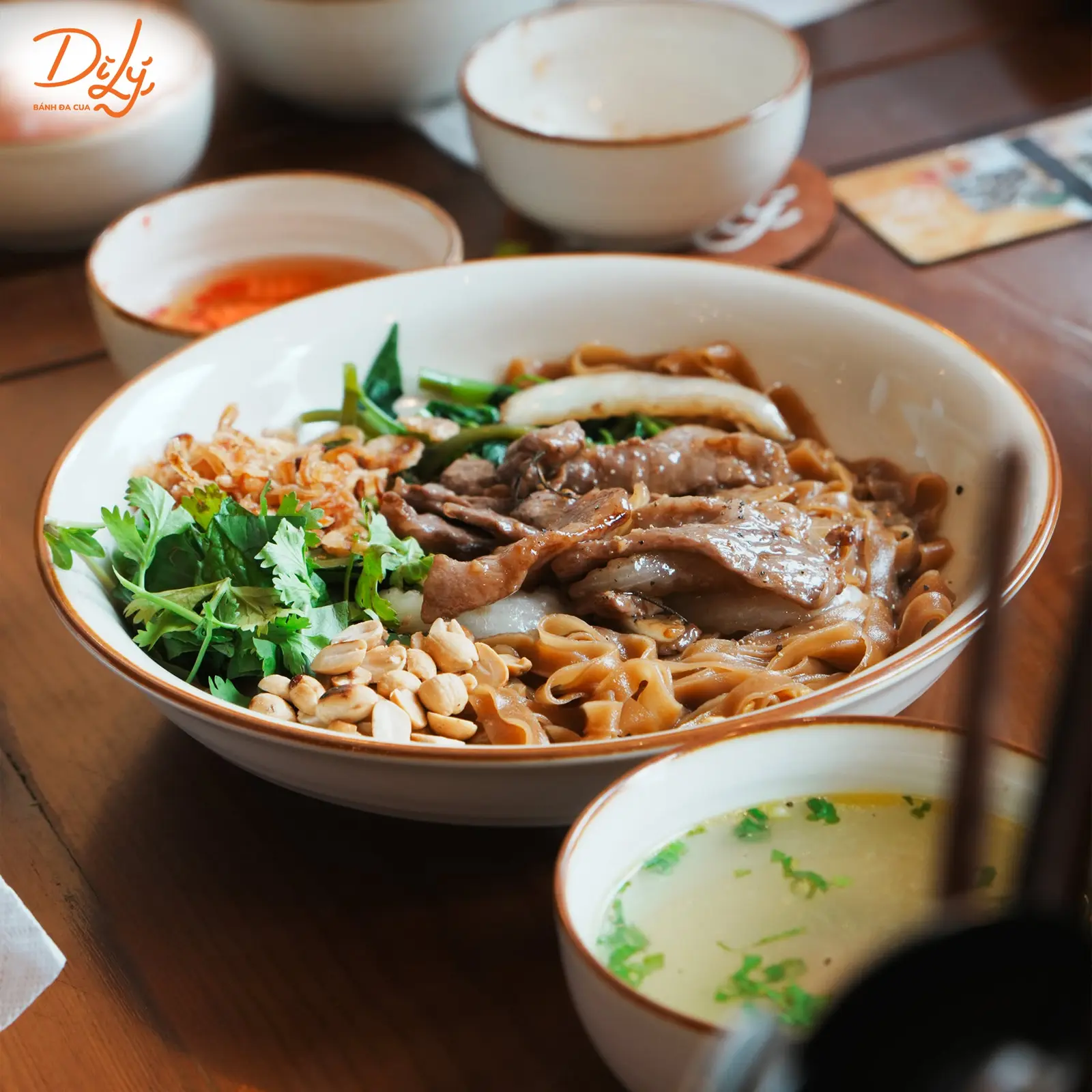 Món mì trộn thịt và rau tại Dì Lý
