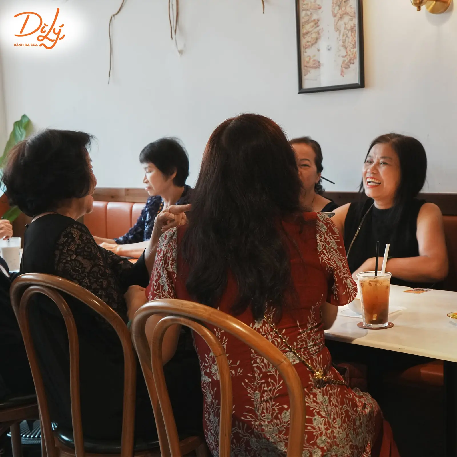 Thực khách trò chuyện trong không gian Dì Lý