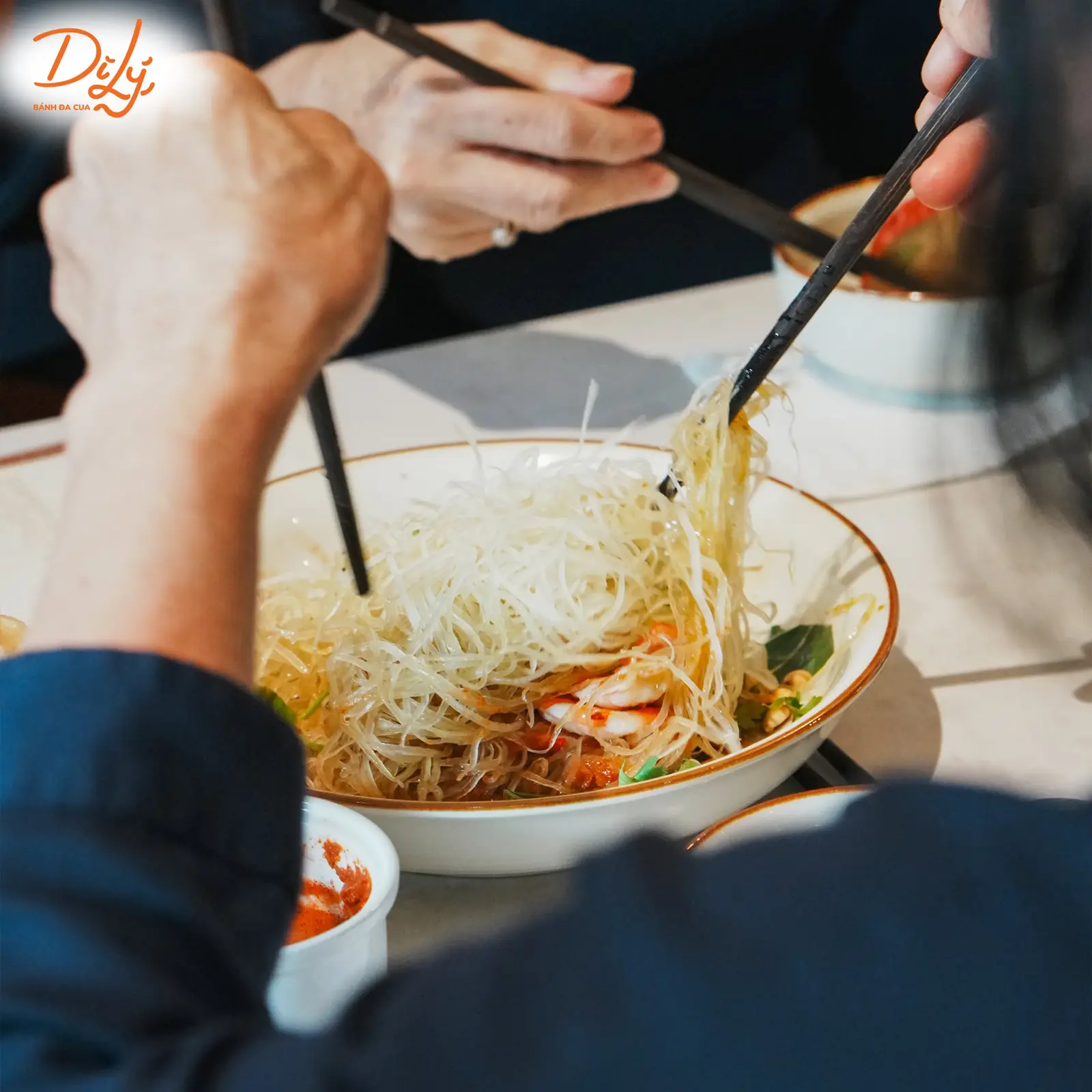 Thực khách gắp món tại bàn ăn Dì Lý