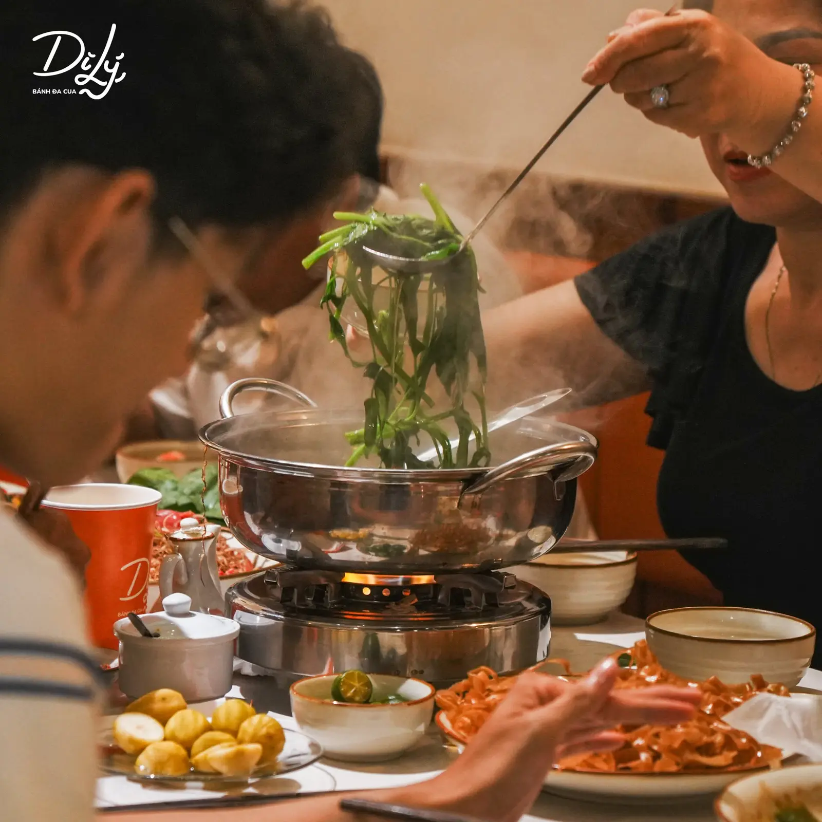 Thực khách thưởng thức món lẩu nóng tại Dì Lý
